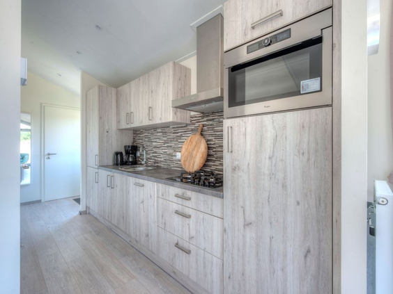 Moderne en volledig ingerichte keuken in een vakantiewoning op Resort Brunssummerheide, met combimagnetron en alle benodigde apparatuur.