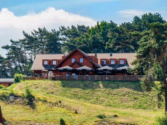 De sfeervolle brasserie met een groot terras op een heuvel, centraal gelegen op vakantiepark Resort Brunssummerheide.