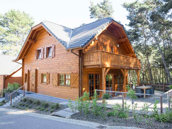 Een luxe houten lodge, type Pavillon, midden in de bossen op vakantiepark Resort Brunssummerheide.