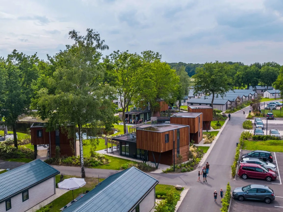 Overzicht van de straat met moderne vakantiehuizen op het ruim opgezette en groene Resort Kaatsheuvel.