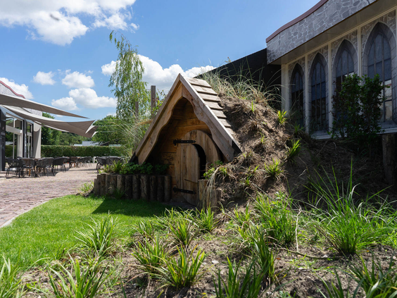 Een sprookjesachtig kabouterhuisje met een grasdak, gelegen op het plein bij de andere faciliteiten van Resort Kaatsheuvel.