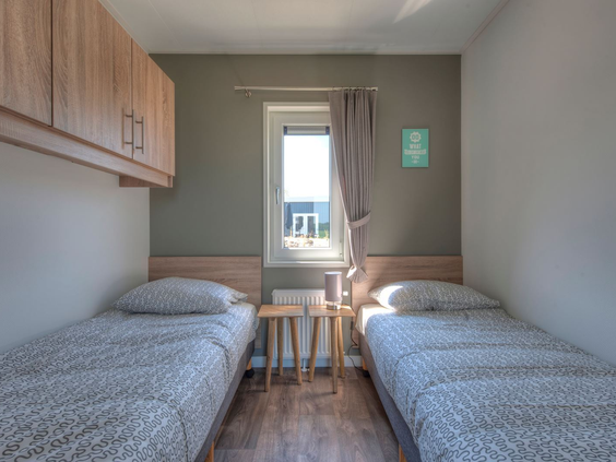 Een netjes ingerichte kinderslaapkamer met twee aparte bedden in een vakantiehuis op Resort Kaatsheuvel.