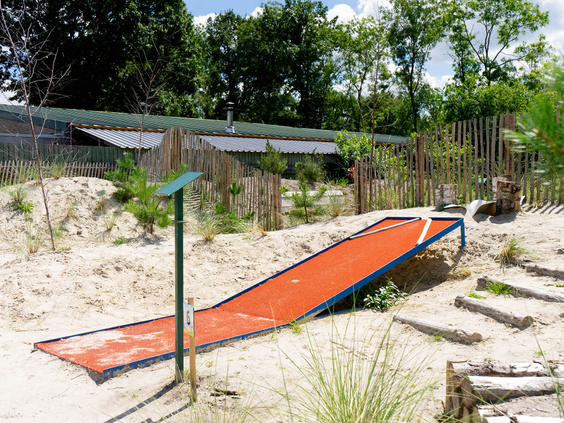 Een midgetgolfbaan in de vorm van een oranje helling, als onderdeel van de avontuurlijke minigolf op Resort Kaatsheuvel.