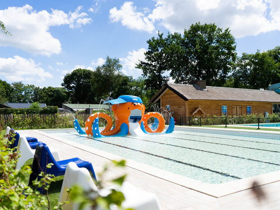 Het kinderbad met een groot speeltoestel bij Resort Kaatsheuvel, perfect voor jonge kinderen om te spelen.