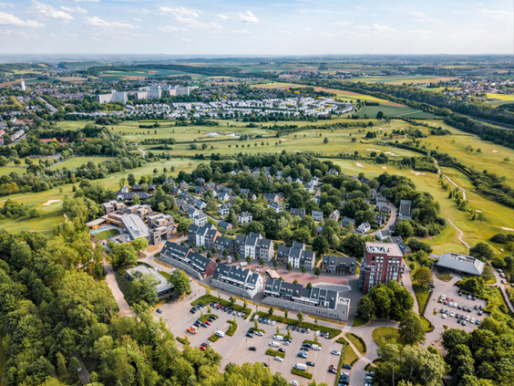 Luchtfoto van het ruim opgezette Dormio Resort Maastricht, gelegen in het groene heuvellandschap van Zuid-Limburg.