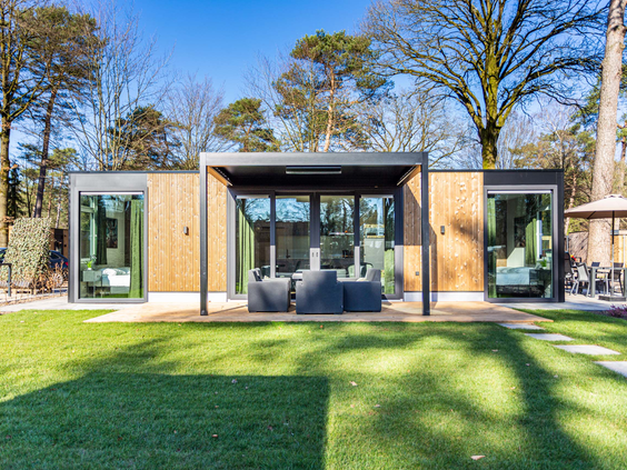 Exterieur van een moderne 5-persoons Veluwe Hoeve vakantiewoning op Resort Veluwe.