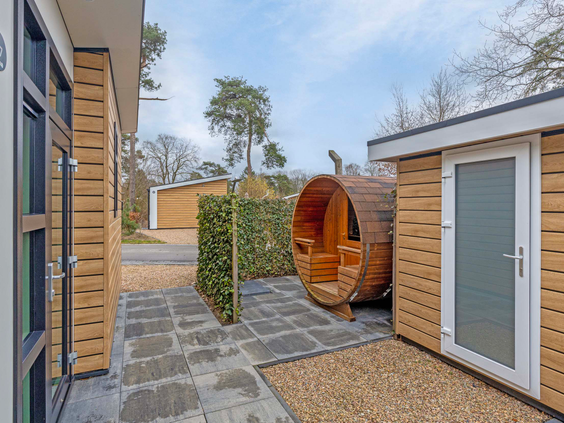 Exterieur van de 5-persoons Silva vakantiewoning op Resort Veluwe, met een buitensauna en terras.