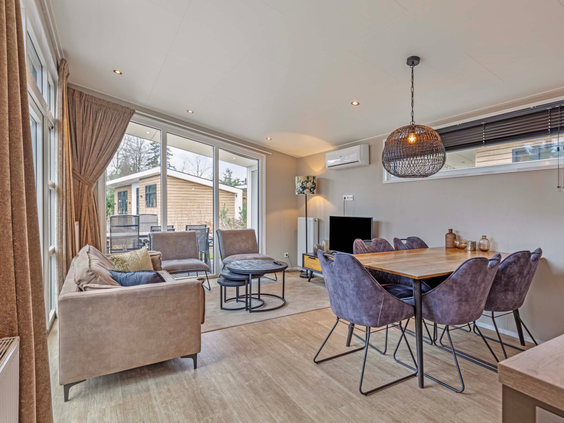 Moderne woonkamer en eethoek van de 5-persoons Silva vakantiewoning op Resort Veluwe.
