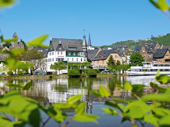 Het statige Romantik Jugendstilhotel Bellevue in Traben-Trarbach, prachtig gelegen aan de oever van de rivier de Moezel.