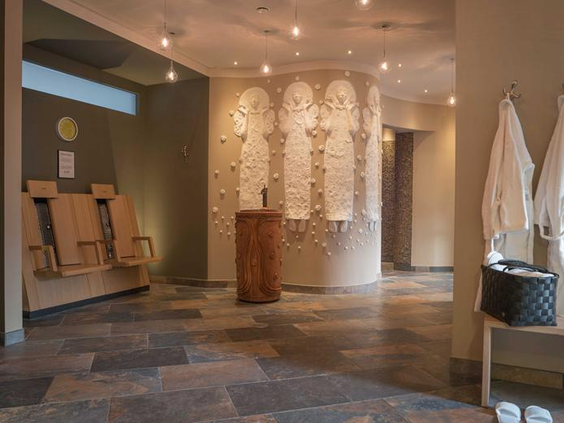 De stijlvolle entree van de spa- en wellnessafdeling in Romantik Jugendstilhotel Bellevue, met kunst aan de muur.