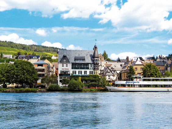 Uitzicht vanaf het water op Romantik Jugendstilhotel Bellevue en het stadje Traben-Trarbach aan de Moezel.