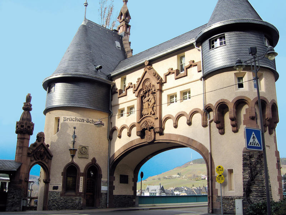 De historische brugpoort (Brückentor) in het centrum van het Moezelstadje Traben-Trarbach.