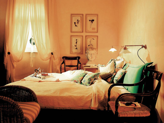 Een sfeervolle en romantisch ingerichte hotelkamer in Jugendstil-stijl in Hotel Bellevue aan de Moezel.