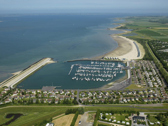 Luchtfoto van Roompot Beach Resort met de jachthaven en de Oosterschelde in Kamperland, Zeeland.