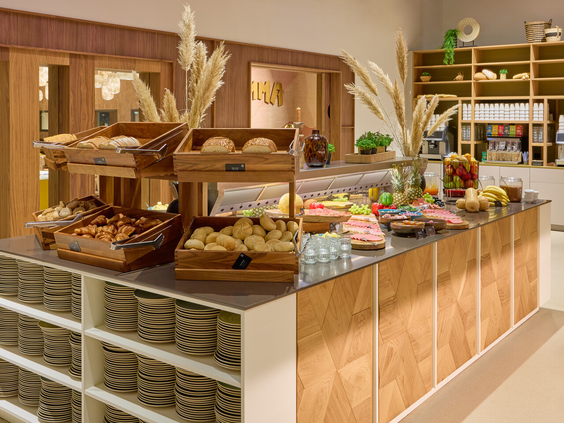 Ontbijtbuffet met vers brood en croissants restaurant Safari Hotel Beekse Bergen