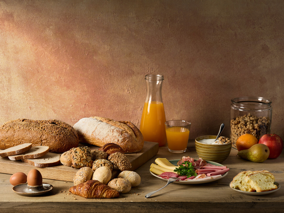 ontbijt met brood, beleg, musli en drinken bij restaurant beekse bergen