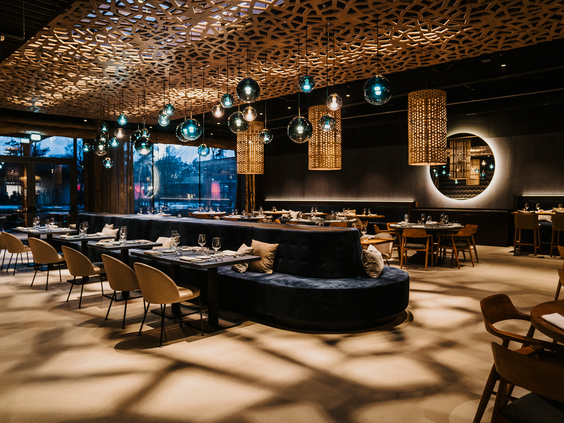 interieur van restaurant Moto toont luxe banken en design lampen in Safari Hotel Beekse Bergen