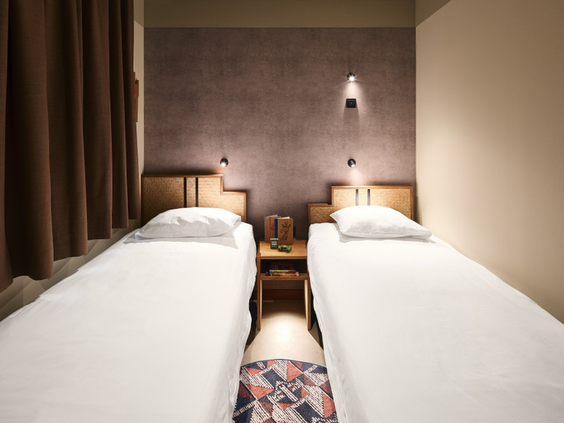 Kinderslaapkamer met twee losse bedden in Afrikaanse stijl in het Safari Hotel Beekse Bergen.