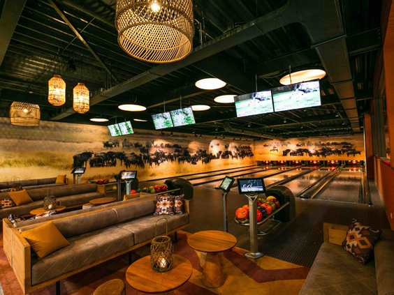 Sfeervolle bowlingbaan met safari thema en comfortabele zitplaatsen in Safari Resort Beekse Bergen