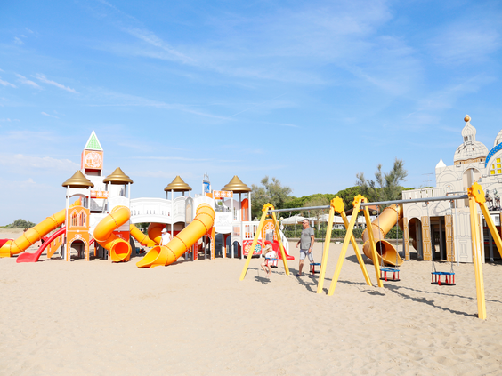 sant-angelo---speeltoestellen-strand_49054016841_o.jpg