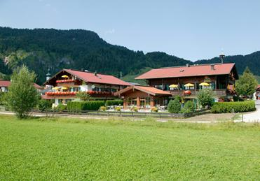 Sonnhofs Ferienresidenz in Beieren, een traditioneel Duits pension omgeven door groene weiden en de Beierse Alpen.