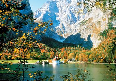 Het adembenemende bergmeer de Königssee in Beieren, omringd door steile bergen en bossen in herfstkleuren.