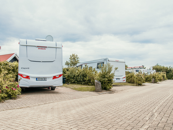 Ruime en verharde kampeerplaatsen voor campers en caravans op de camping van Strandpark De Zeeuwse Kust.