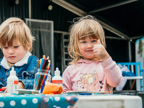Kinderen die vrolijk knutselen bij de kinderanimatie op Strandpark De Zeeuwse Kust, een kindvriendelijk vakantiepark in Renesse.