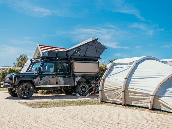 Ruime kampeerplaats op Strandpark De Zeeuwse Kust met een stoere terreinwagen met daktent, ideaal voor een avontuurlijke kampeervakantie in Zeeland.