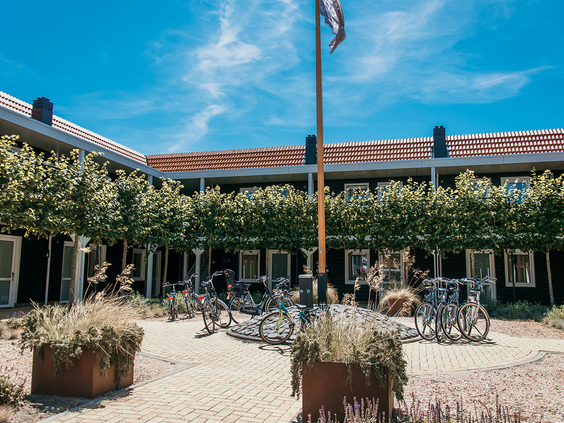 Gezellig binnenplein met fietsen voor de hotelkamers van Strandpark De Zeeuwse Kust, een perfecte uitvalsbasis om Renesse en omgeving te verkennen.