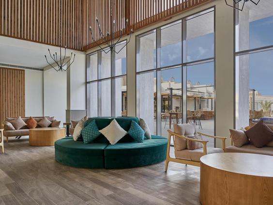De lichte en modern ingerichte lobby van het Three Corners Sunny Beach Resort met comfortabele zithoeken.