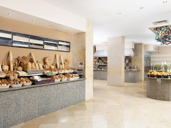 Het uitgebreide buffet met een grote selectie aan vers brood en broodjes in het restaurant van Three Corners Sunny Beach.
