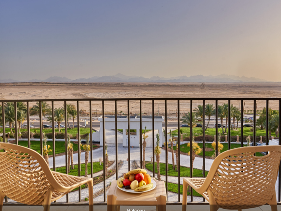 Three Corners Sunny Beach Resort balkon uitzicht resort tuin zwembad Hurghada Egypte hotelkamer panorama vakantie
