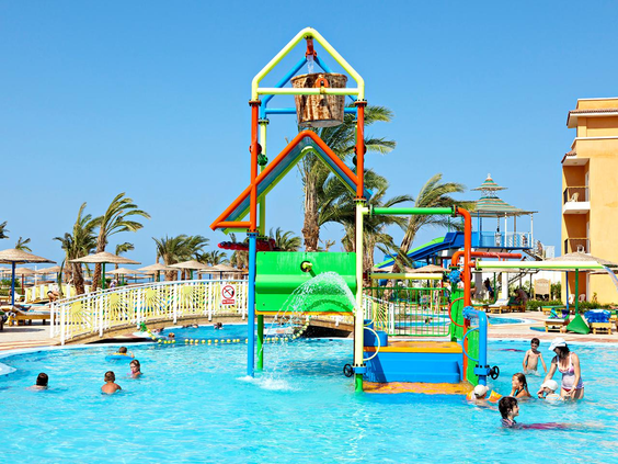 Kinderen spelen in het kleurrijke waterspuitpark in het kinderzwembad van Three Corners Sunny Beach Resort in Hurghada.