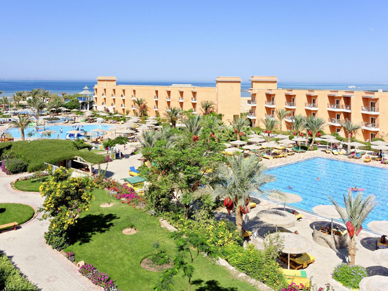Overzicht van het uitgestrekte Three Corners Sunny Beach Resort in Hurghada, met de zwembaden, tuin en gebouwen.