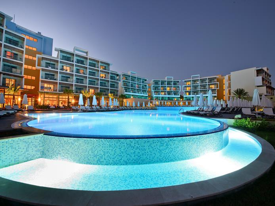 TUI BLUE Sensatori Barut Sorgun - zwembad in de avond