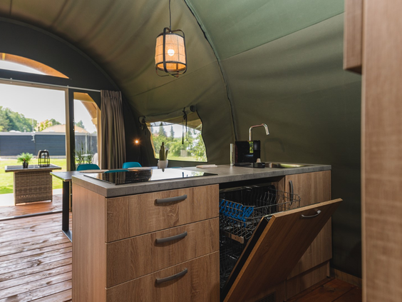 De moderne keuken in een luxe lodge op Vakantiecentrum 't Schuttenbelt, compleet met een vaatwasser voor een zorgeloze vakantie.