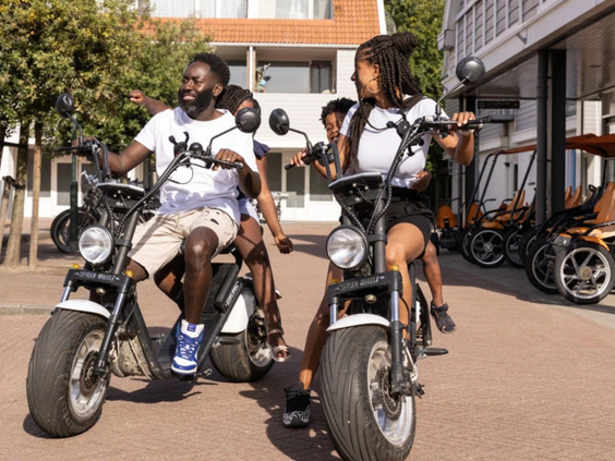 Gasten maken een ritje op de stoere, elektrische e-choppers die te huur zijn op Vakantiepark Aquadelta.