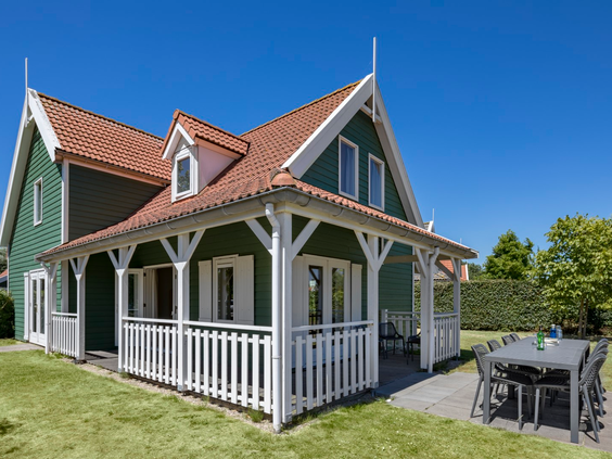 Een vrijstaande, luxe vakantievilla in oud-Hollandse stijl met een veranda op Vakantiepark Aquadelta.