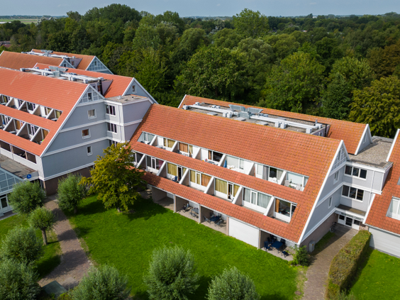 De appartementen van Vakantiepark Aquadelta, rustig gelegen en omringd door bomen en groen.