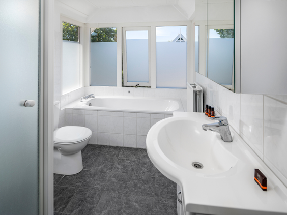 De moderne en schone badkamer in een accommodatie op Vakantiepark Aquadelta, compleet met een comfortabel ligbad.