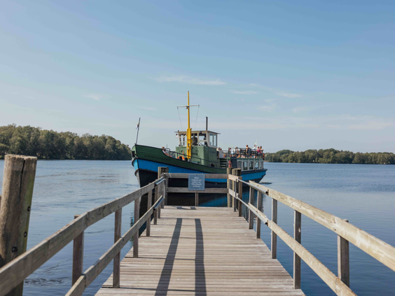De boot naar het Safaripark meert aan bij de steiger van Lake Resort Beekse Bergen