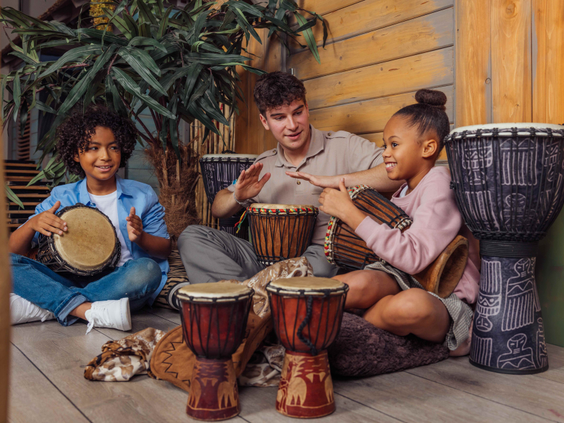 Het animatieteam van Beekse Bergen geeft een leuke djembé workshop aan blije kinderen