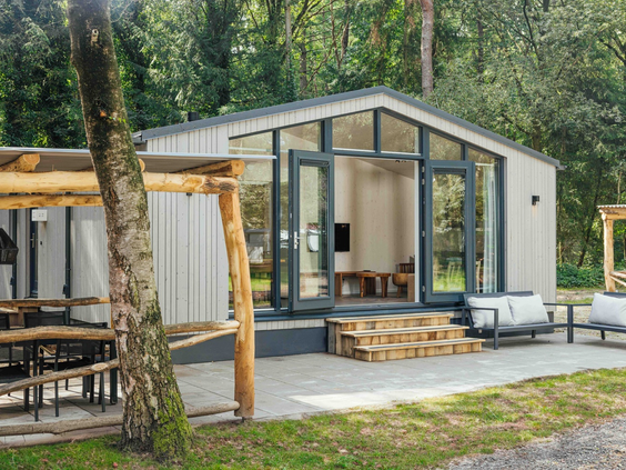 Luxe en vrijstaande lodge met terras midden in de bossen van Lake Resort Beekse Bergen
