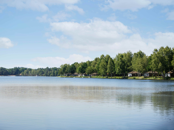 Panoramisch uitzicht over het Victoriameer met de vakantiehuizen van Lake Resort Beekse Bergen aan de waterkant