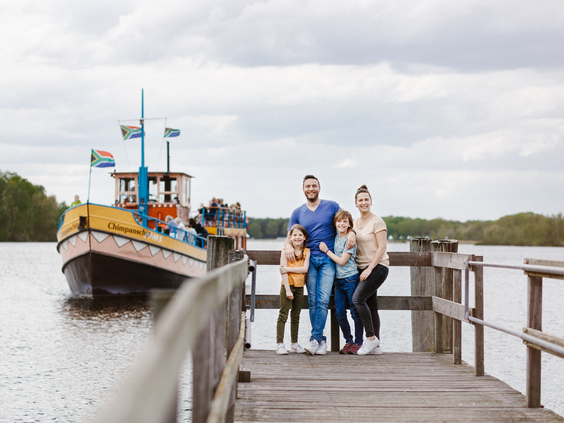 Een gezin staat op de steiger te wachten op de veerboot die hen over het Victoriameer op de Beekse Bergen vervoert.