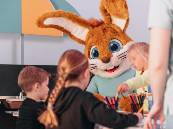 Kinderen knutselen en dansen gezellig met de mascotte Koos Konijn in de Kids Club van Vakantiepark Boomhiemke.