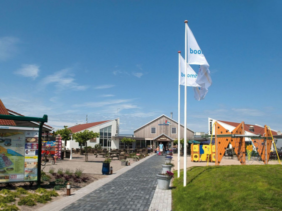 De ingang en het hoofdgebouw met de receptie en andere faciliteiten van Vakantiepark Boomhiemke op Ameland.