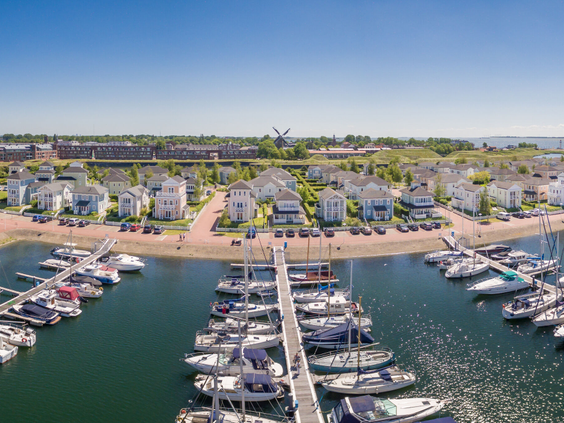 Luchtfoto van de bruisende jachthaven en de vakantiehuizen van Vakantiepark Cape Helius in Hellevoetsluis.