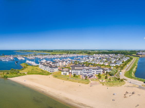 Luchtfoto van Vakantiepark Cape Helius, prachtig gelegen tussen het strand van het Haringvliet en de jachthaven.